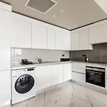 Beautiful Deluxe 1bd Poolgymparking! #373 * Istanbul